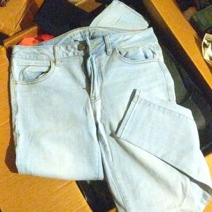American Eagle light wash stretch jeans. Size 8